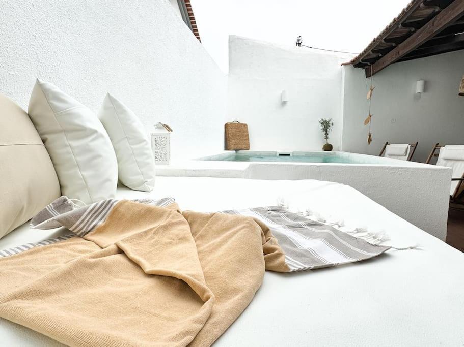Costa Inn Beach House With Pool By Homeful Homes Costa da Caparica Exterior foto